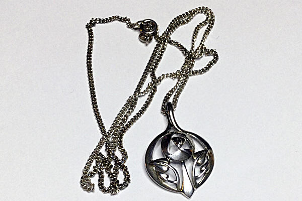 Mackintosh inspireret vedhæng i kæde