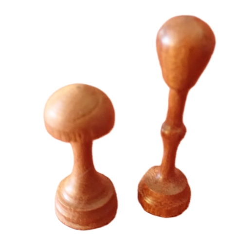 To hatteholdere af træ