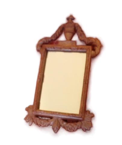 Spejl med udskæringer