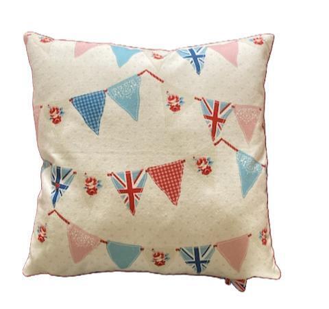 Sød pude med flag-guirlander