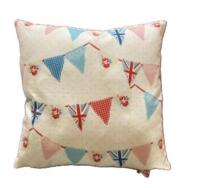 Sød pude med flag-guirlander